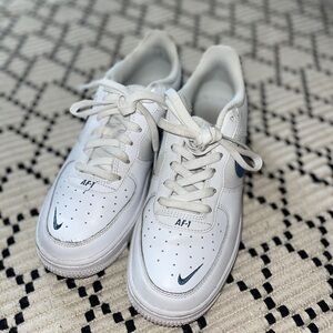 Nike White Leather Sneakers with Navy Swoosh